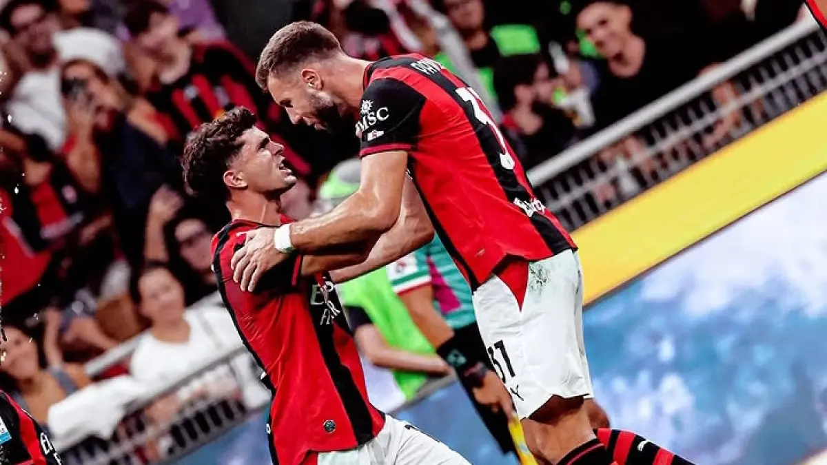 MENANG MEYAKINKAN: Christian Pulisic, pencetak gol pertama AC Milan kontra Lecce dan Strahinja Pavlovic, si pemberi assist. (Istimewa)