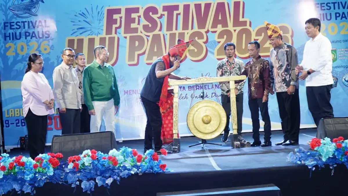 Menteri Hukum Supratman Andi Agtas membuka festival dengan memukul gong Taman Hiu Paus, Desa Labuhan Jambu, Kecamatan Tarano, Sumbawa, Sabtu malam (19/9).