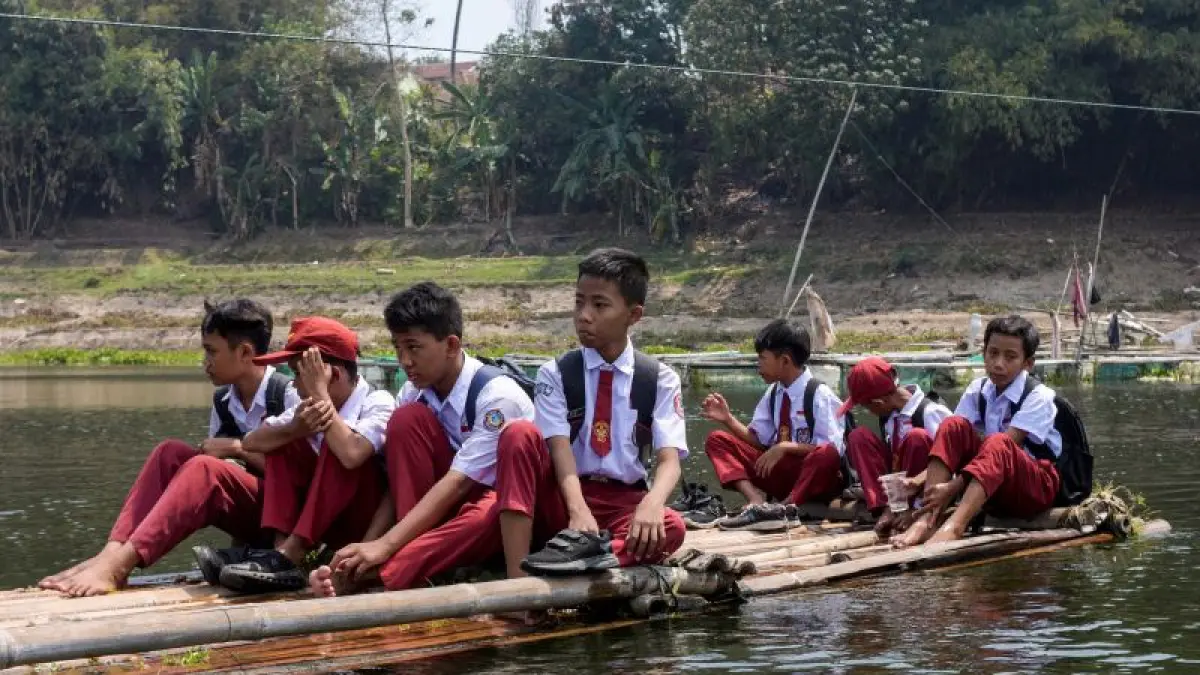 Murid SD di Saguling, Bandung, Jawa Barat menggunakan rakit menyeberangi Sungai Citarum untuk menuju ke sekolah, Selasa (1/9). Pemerintah mewacanakan kuliah gratis, sementara program sekolah gratis belum berjalan optimal.
