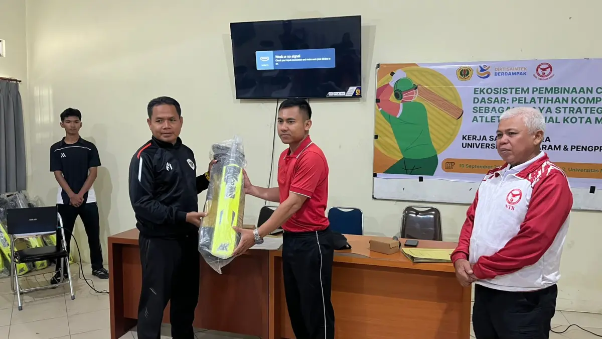 Perwakilan Unram menyerahkan bantuan alat-alat latihan didampingi Pengprov PCI NTB.