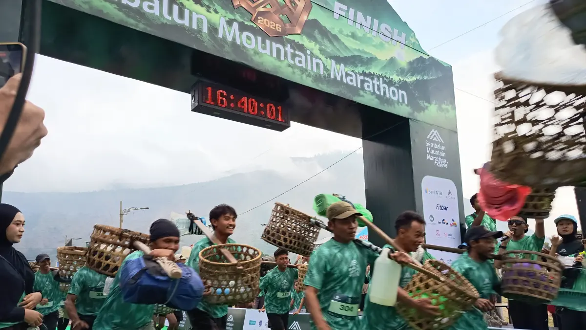 PORTER CHALLENGE: Puluhan porter Gunung Rinjani mengikuti lomba lari Sembalun Mountain Marathon Festival 2026