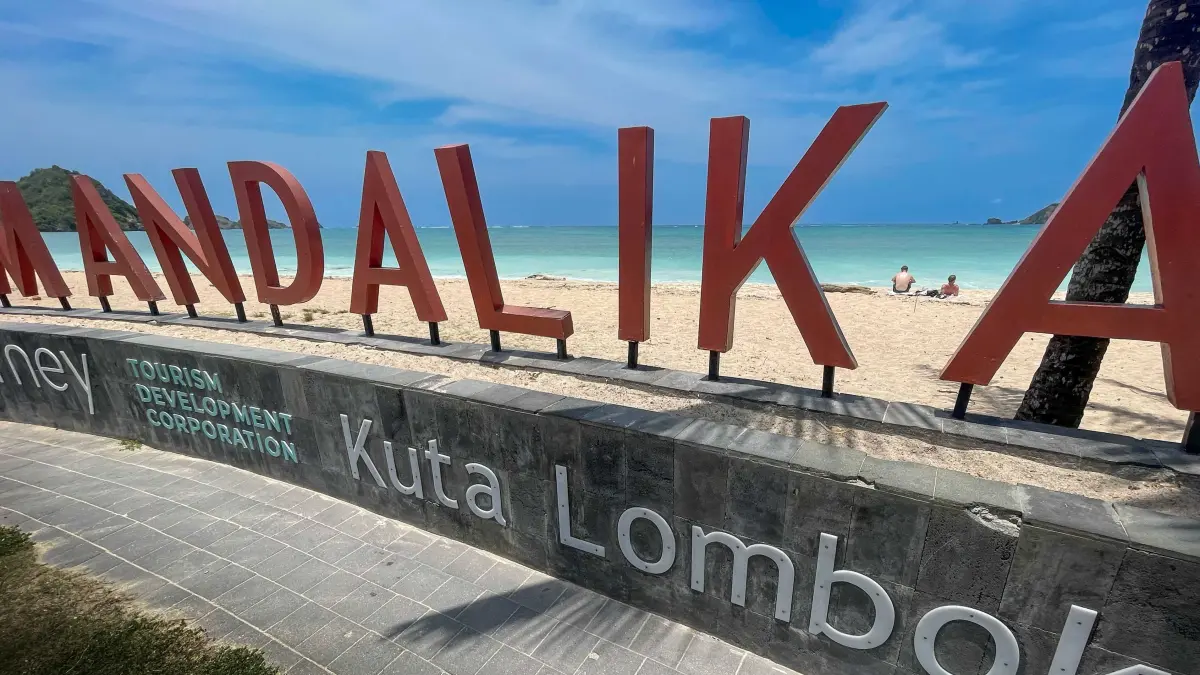 Salah satu spot favorit wisatawan di Kuta, Mandalika. (DOK.LOMBOK POST)