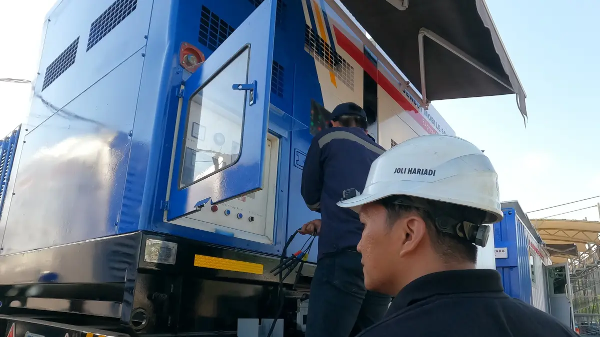 SIAPKAN PASOKAN LISTRIK: Tim PLN UPK Lombok saat mempersiapkan pasokan listrik berlapis di sirkuit Mandalika dalam rangka MotoGP Mandalika 2026.