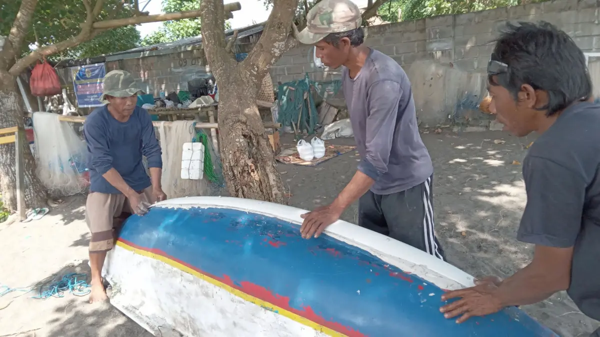 SOLUSI JITU: Kegiatan pemasangan lunas PVC pada bagian bawah peraahu oleh nelayan di Dusun Karang bangket, Desa Kuranji, Lombok Barat, Sabtu (19/9).