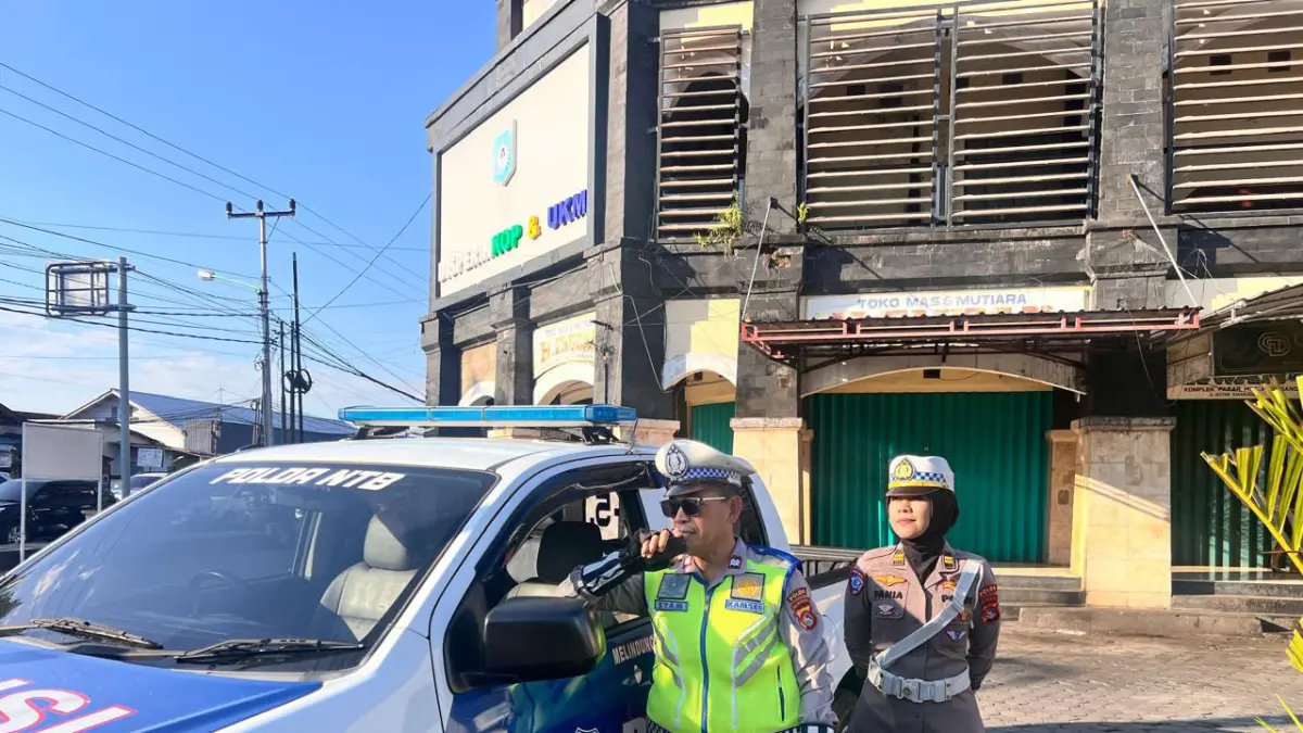 Tim Ditlantas Polda NTB memberikan edukasi keselamatan berlalu lintas kepada pengendara di Simpang Empat Pagesangan, Kota Mataram, Senin (21/9).