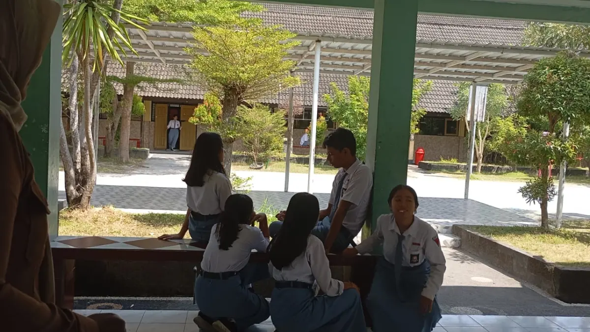 TINGKATKAN KOMPETENSI: Sejumlah siswa SMAN 3 Mataram memanfaatkan jam istirahat dengan berdiskusi di teras sekolah setempat, belum lama ini. Sekolah ini menggenjot kompetensi guru dan tenaga kependidikan.