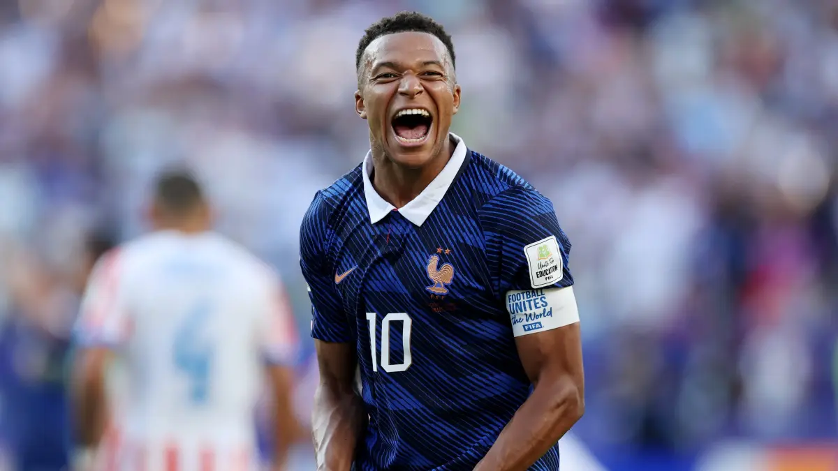 Zinedine Zidane dikabarkan menghubungi Kylian Mbappe jelang debutnya latih Timnas Prancis. Mbappe diminta kembali ke posisi sayap kiri.