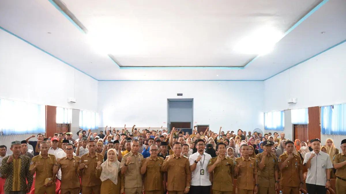 Wali Kota Bima HA Rahman H Abidin usai membuka Sosialisasi Manfaat Kepesertaan BPJS Ketenagakerjaan sekaligus menyerahkan kartu kepesertaan kepada petani tembakau dan pekerja rentan penerima bantuan iuran yang bersumber dari DBH-CHT 2026 di aula SMA Negeri 4 Kota Bima, Senin (21/9).