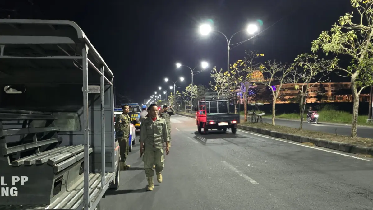 BUBARKAN: Petugas Satpol PP Loteng membubarkan para pemuda yang nekad balap liar malam hari di jalan raya depan kantor bupati, Ahad (20/9).