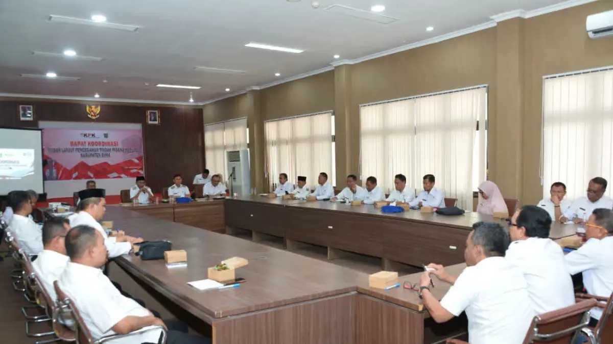 Bupati Bima Ady Mahyudi didampingi Wabup Irfan Zubaidy memimpin rakor pencegahan tindak pidana korupsi yang melibatkan perangkat daerah, Senin (21/9).