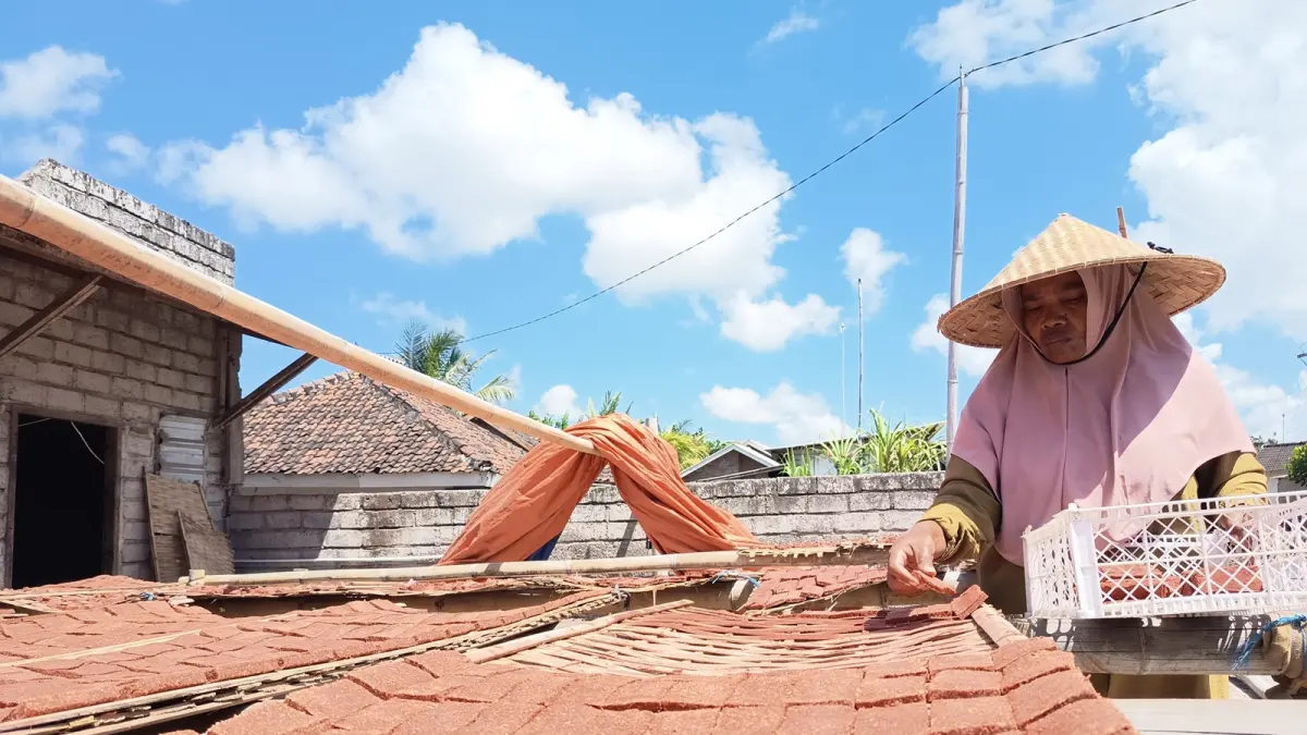 HAMPIR JADI: Proses penjemuran Terasi Putri Nyale, bisnis warisan turun temurun tiga dekade di Lombok Timur. (SUPARDI/LOMBOK POST)