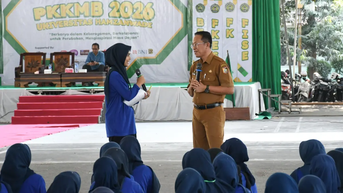 ISI MATERI: Sekda Lombok Timur saat mengisi materi pada kegiatan PKKMB di Universitas Hamzanwadi.
