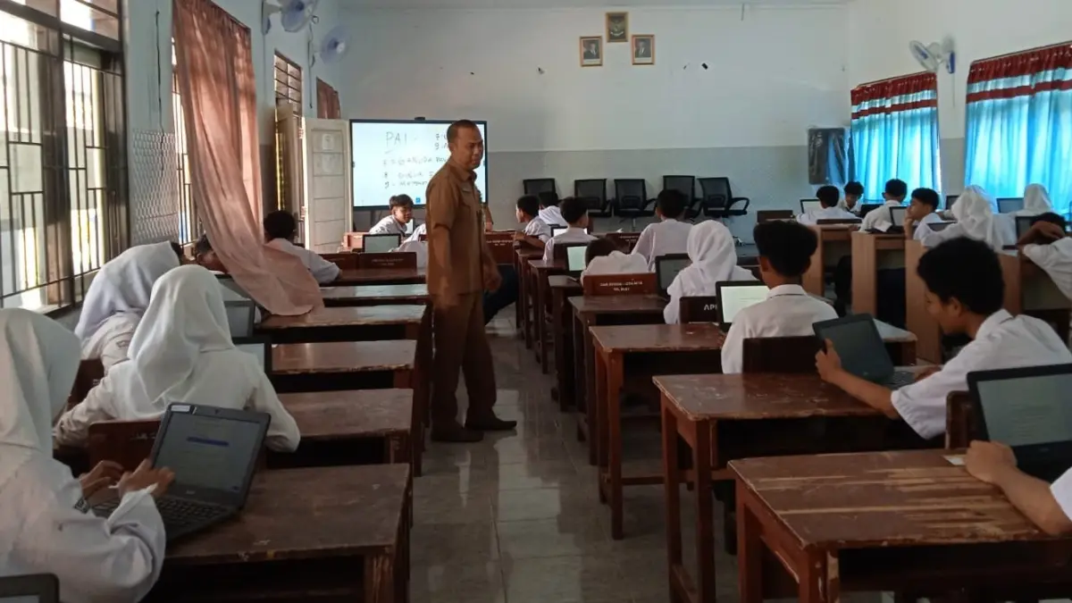 KERJAKAN SOAL: Siswa SMPN 23 Mataram saat mengikuti penilaian tengah semester di ruang IT sekolah setempat, Senin (21/9).