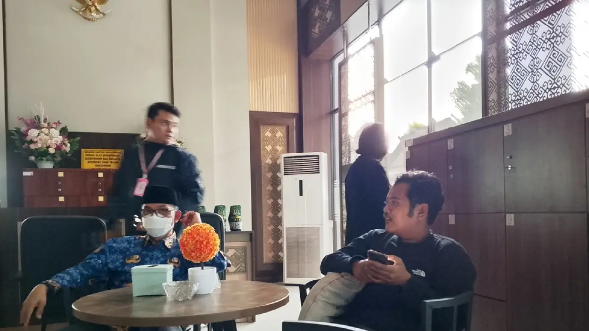 Mantan Kadispar NTB Jamaluddin Malady duduk di loby kantor Kejati NTB usai diperiksa, Senin (21/9).