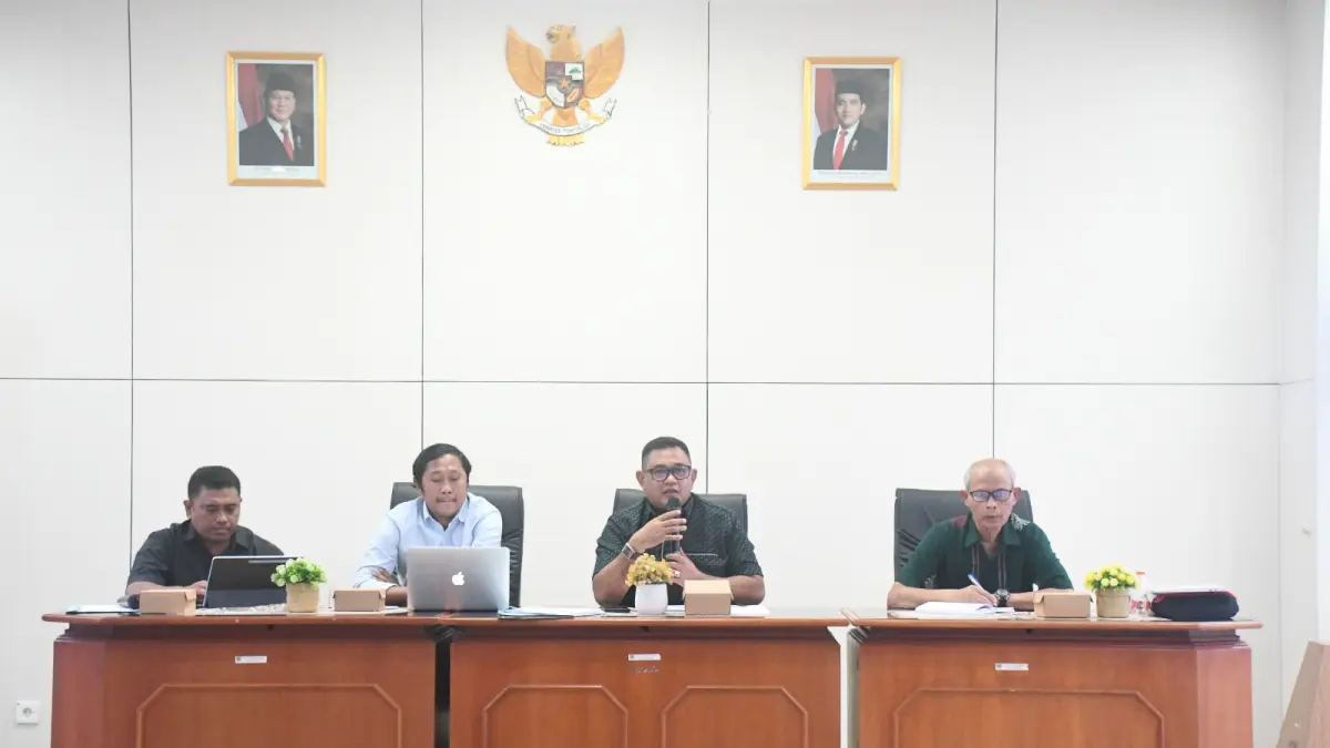 MASIH DIKAJI: Wakil Bupati KLU Kismalahadi Syamsuri (dua dari kanan) memimpin Rakor pembentukan kelurahan, beberapa waktu lalu.
