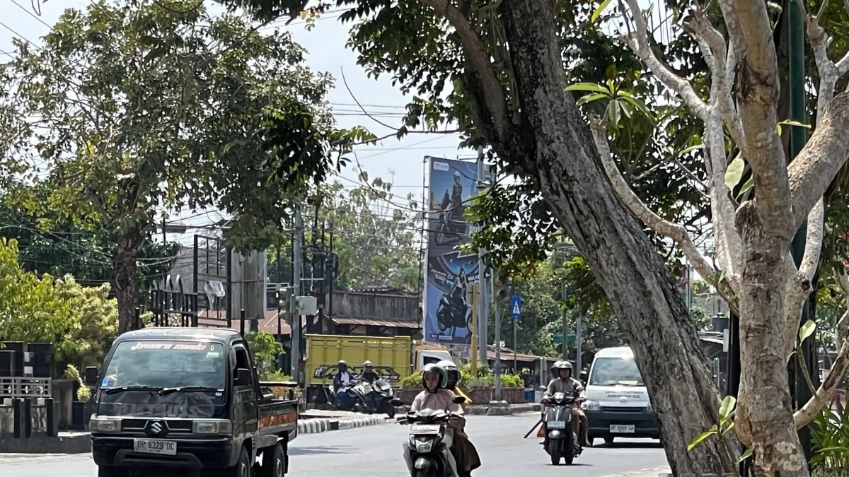 PANAS TERIK: Pengendara melintas di jalanan Kota Mataram.