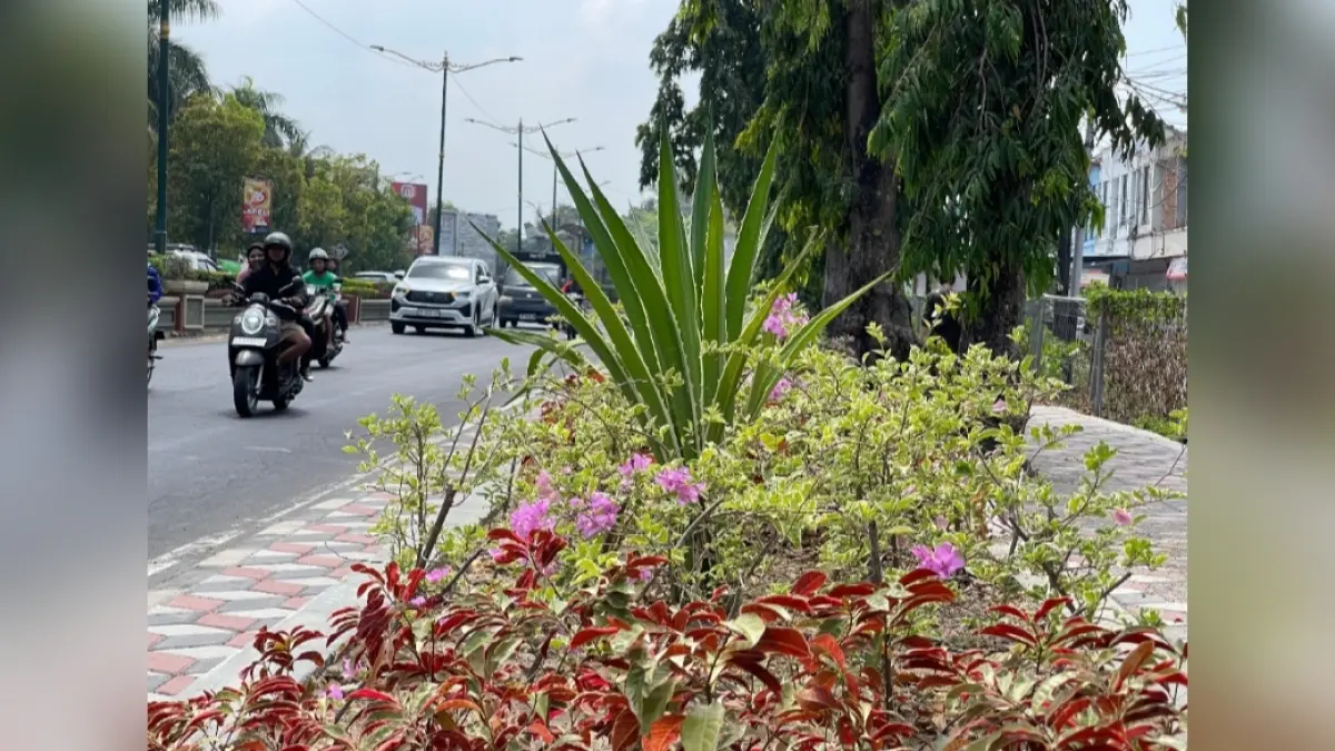 Suasana trotoar jalan di Adi Sucipto, Rembiga yang telah ditata dengan baik oleh Pemerintah Kota Mataram melalui Dinas PUPR bersama LH. Kawasan yang dulu terlihat sesak oleh PKL yang mencaplok jalan kini berubah menjadi trotoar jalan yang nyaman dengan Taman Mini yang dibangun di posisi tengah trotoar.