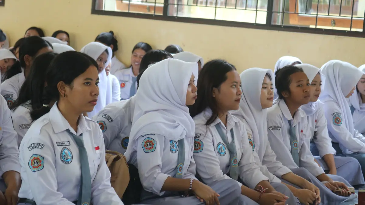 CEGAH PERNIKAHAN DINI: Siswa SMKN 1 Lingsar saat mengikuti sosialisasi pendewasaan usia perkawinan menuju NTB Emas di sekolah setempat, Senin (21/9).