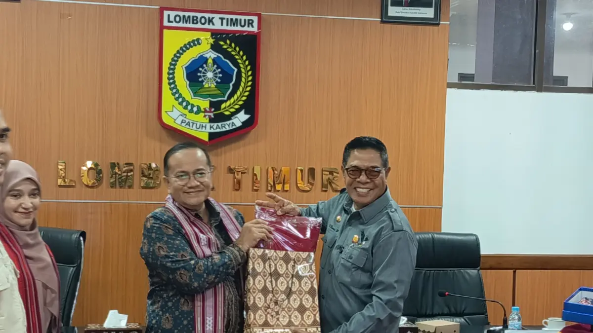 CINDRA MATA: Bupati Lombok Timur dan Wali Kota Jambi saat bertukar cendera mata seusai acara diskusi di ruang rapat bupati Lombok Timur.