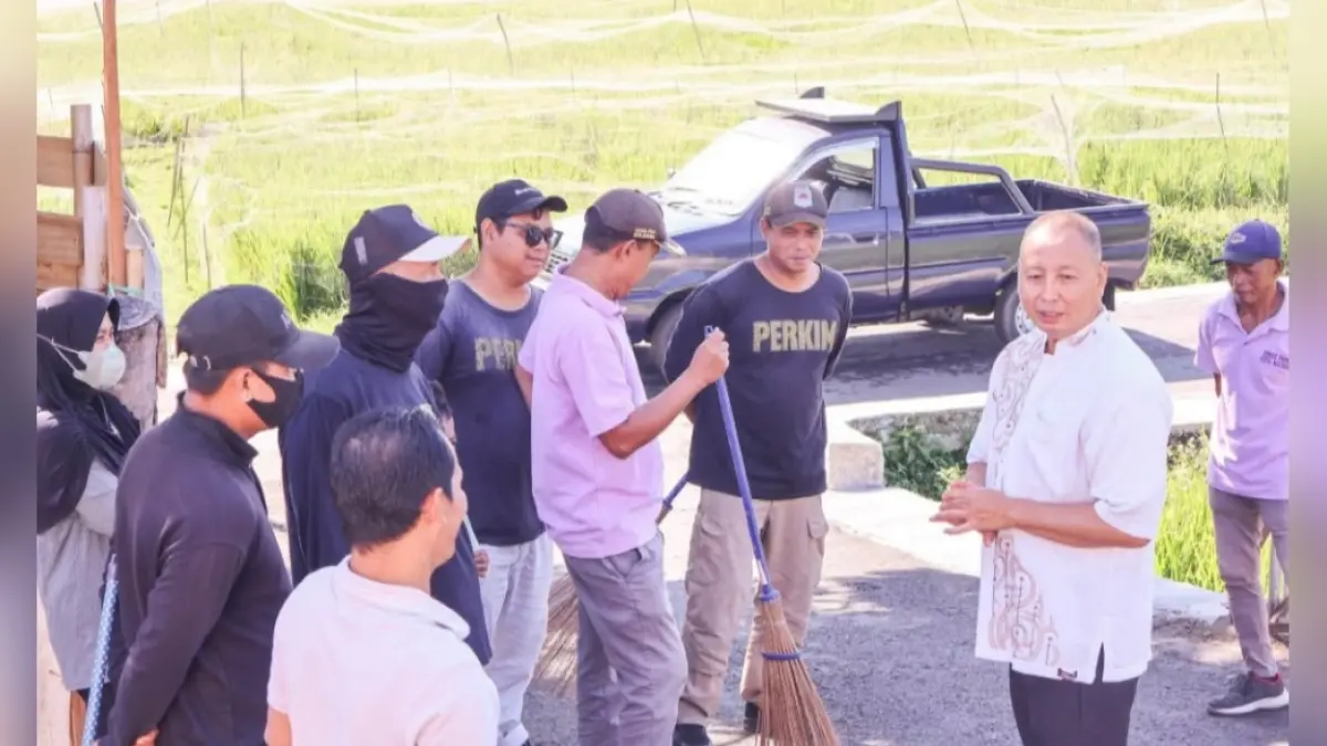 Gotong royong membersihkan kawasan TPU Harum di kawasan Monjok sebelum siap digunakan, beberapa waktu lalu.