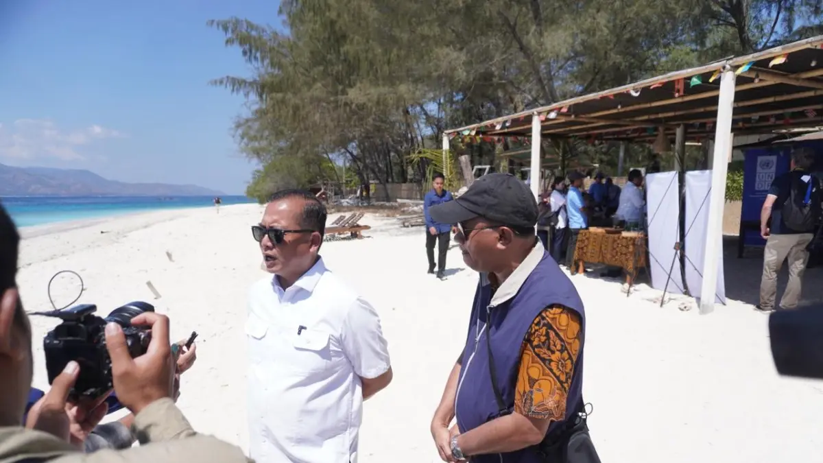 INDUSTRI PERIKANAN: Gubernur NTB Dr. Lalu Muhamad Iqbal saat mengunjungi warga kawasan pantai di wilayah KLU, beberapa waktu lalu.