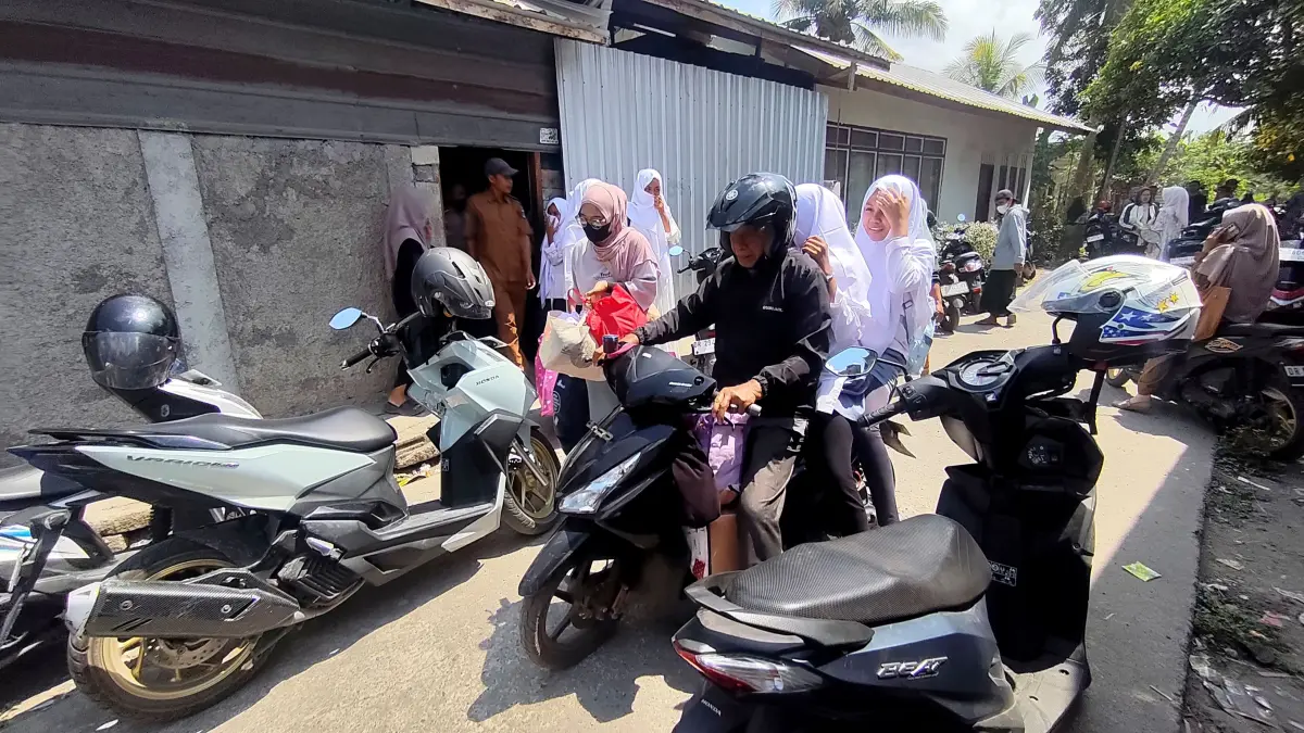 KEMBALI PULANG: Sejumlah wali santri menjemput anak-anak mereka di salah satu ponpes di Loteng, Selasa (22/9). Penjemputan dilakukan setelah beredarnya dugaan pelecehan seksual oleh pimpinan ponpes tersebut.
