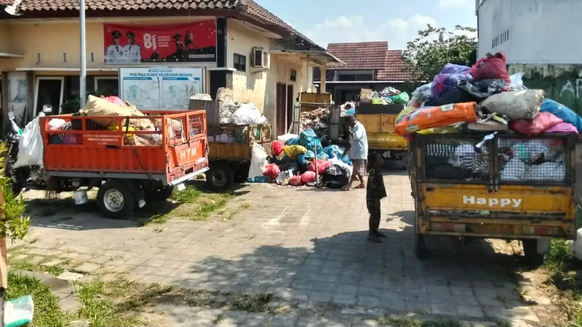 Kendaraan roda tiga pengangkut sampah yang terparkir di Kantor Lurah Monjok, terlihat masih membawa muatan sampah.