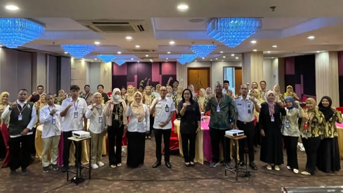 Kepala DPMPTSP Kota Mataram Novian Rosmana dan peserta pelatihan Excellent Service berfoto bersama.