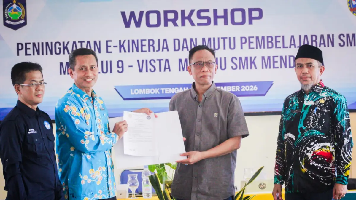 KERJA SAMA: Kepala SMKN 1 Jonggat Ruju Rahmad (dua dari kiri) bersama Wakil Dekan I FT Unesa Prof Dr Agus Wiyono menunjukkan dokumen PKS di SMKN 1 Jonggat, Sabtu (19/9).