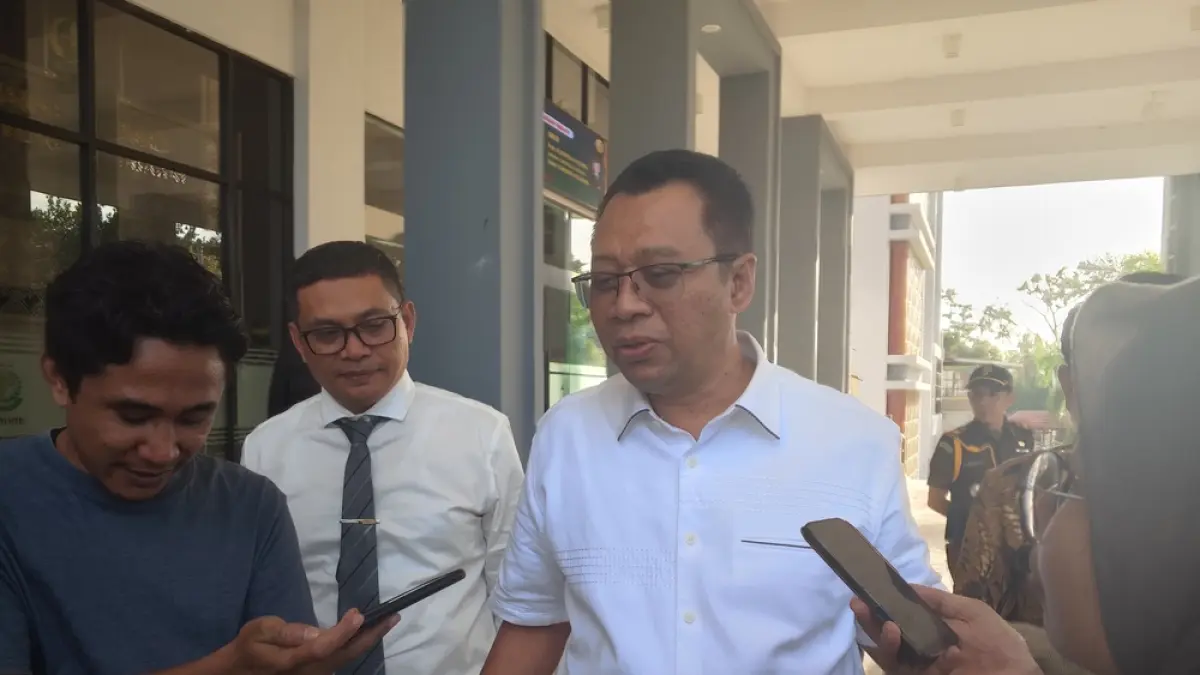 Mantan Gubernur NTB Zulkieflimansyah berjalan usai menjalani pemeriksaan di Kantor Kejati NTB, beberapa waktu lalu.