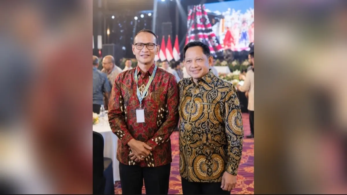 Mendagri Tito Karnavian bersama Wali Kota Mataram Mohan Roliskana.