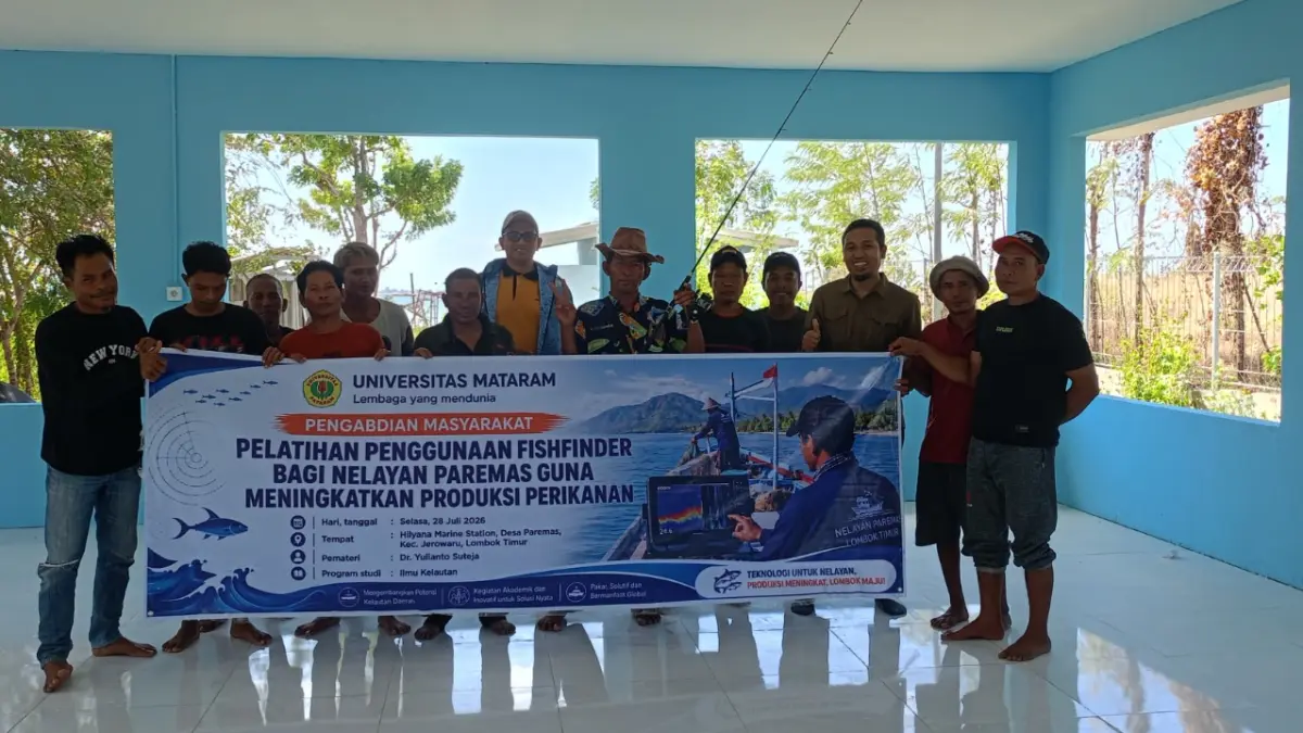 Nelayan Desa Pare Mas mengikuti pelatihan penggunaan fishfinder untuk membaca kondisi bawah permukaan laut dan mendukung aktivitas penangkapan ikan.