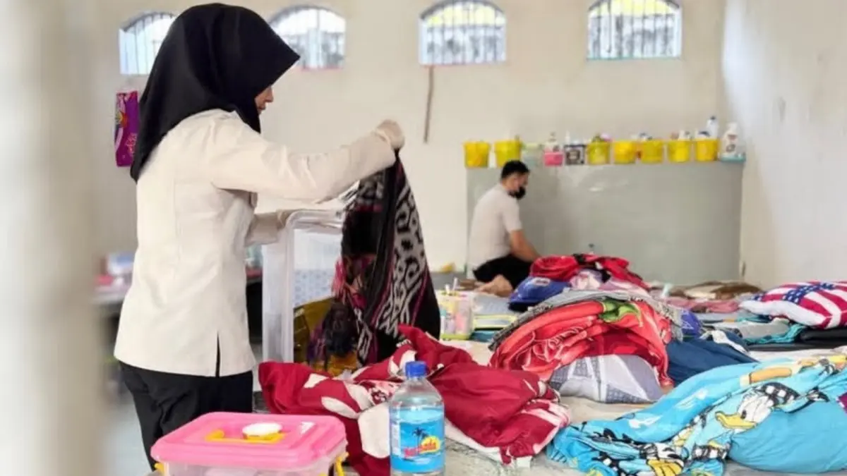 Petugas Lapas Perempuan Kelas III Mataram memeriksa kamar warga binaan saat razia, Rabu (23/9).