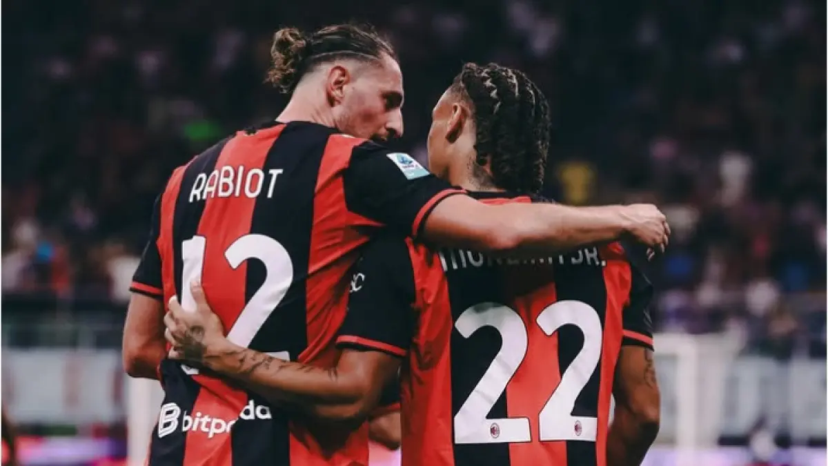 SAHABAT: Adrien Rabiot dan Diego Moreira, dua pemain AC Milan yang dipanggil untuk memperkuat timnas negaranya masing-masing. (Istimewa)
