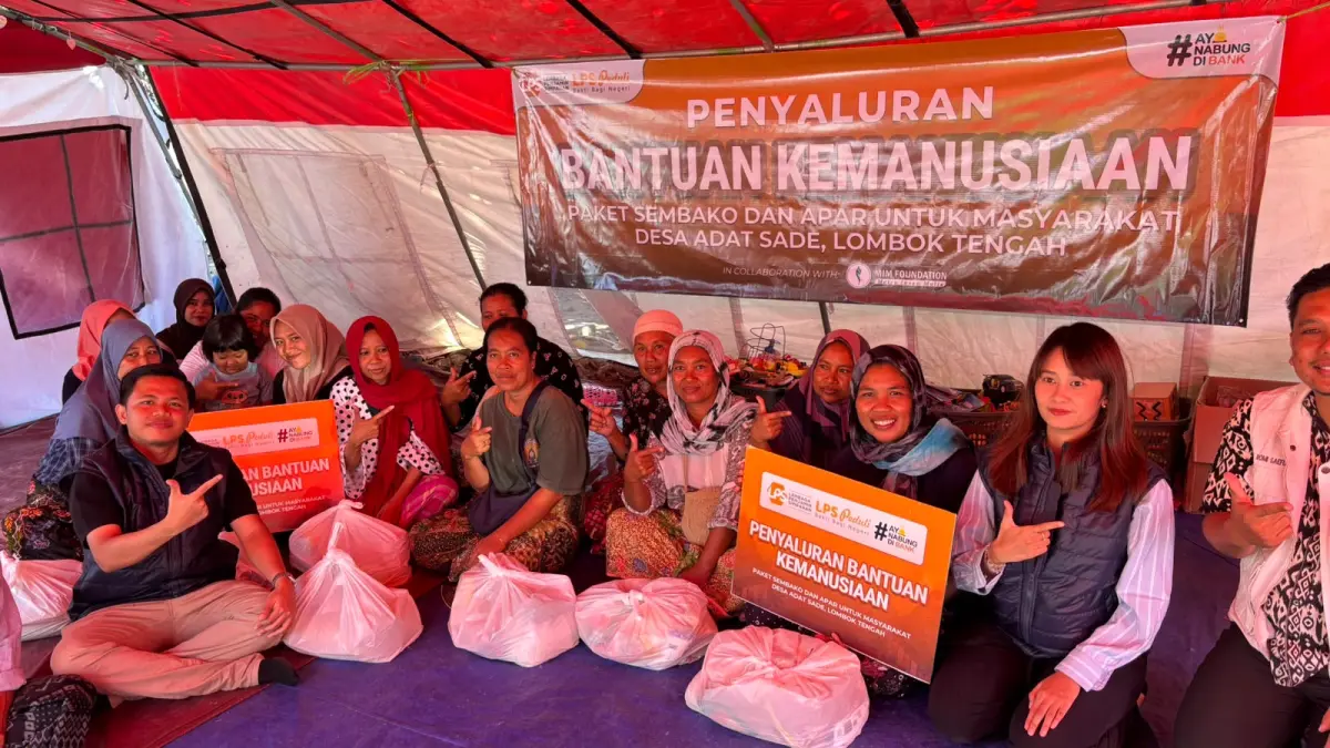 SALURKAN BANTUAN: LPS melalui MIM Foundation menyerahkan bantuan 125 paket sembako dan 20 APAR kepada masyarakat terdampak kebakaran Desa Adat Sade, Lombok Tengah, Kamis (17/9).