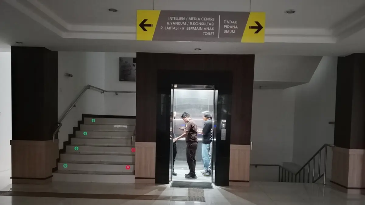 Sejumlah vendor naik ke lift saat diklarifikasi di Kantor Kejati NTB, Senin (21/9). (Harli/Lombok Post)