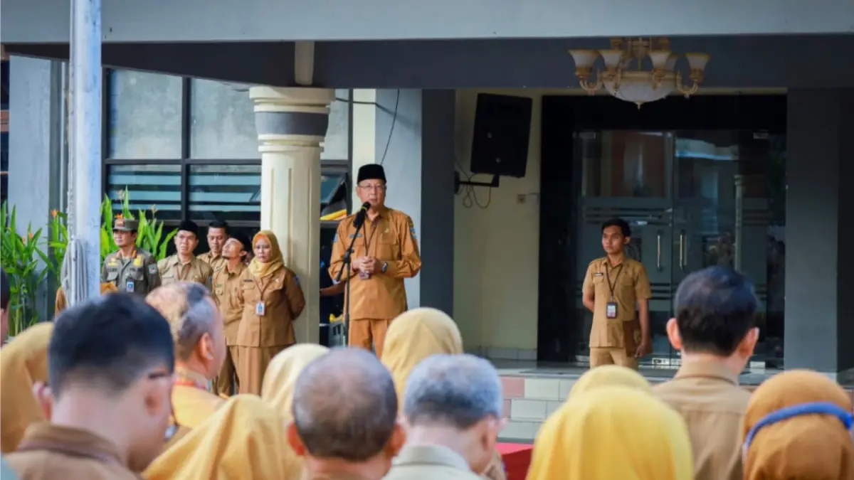 Sekda Kota Mataram Lalu Alwan Basri saat memimpin apel menyampaikan amanatnya tentang pentingnya Uji Kompetensi.