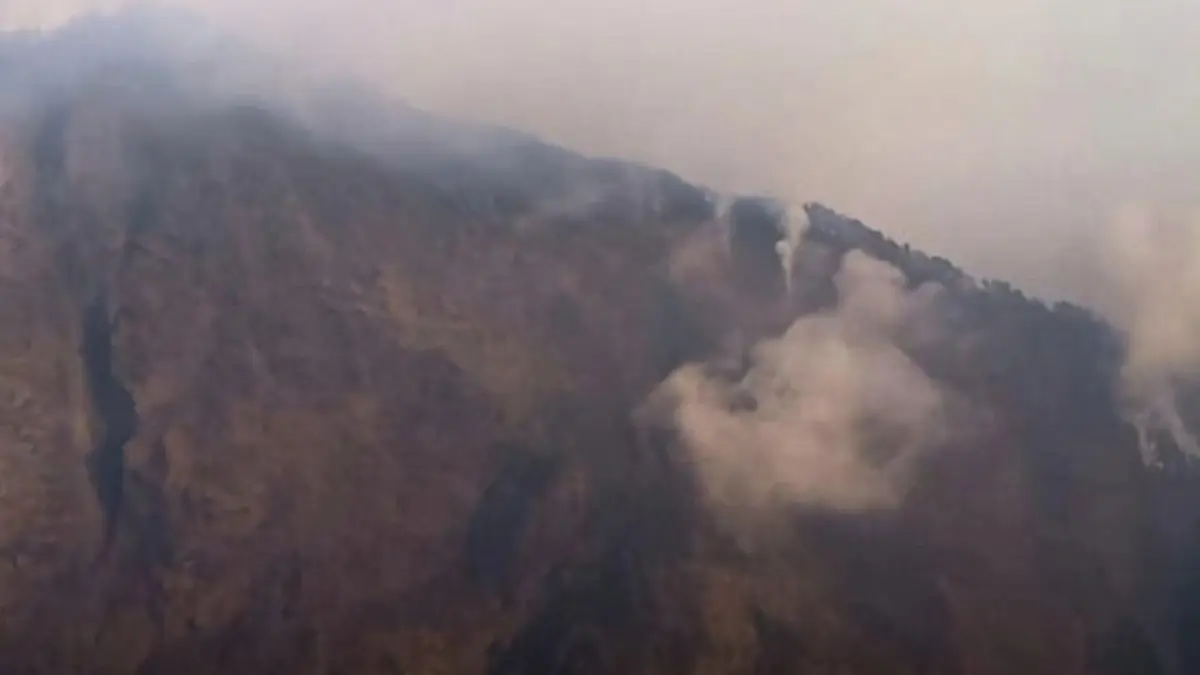 Tangkapan layar visual dari udara menunjukkan kepulan asap tebal yang membubung tinggi, dari kebakaran hutan yang melanda lereng curam di kawasan Bukit Setampol, Resor Torean, TNGR, Selasa malam (22/9). (IST/LOMBOK POST)