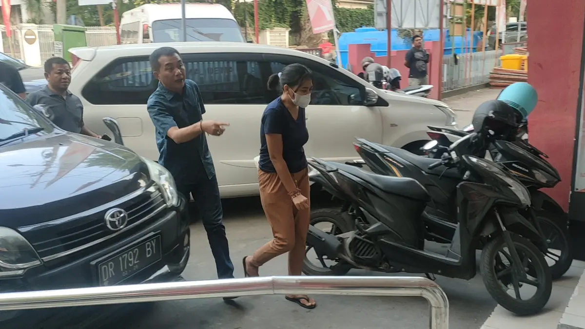 Terdakwa Mandari berjalan ke ruang sidang di PN Mataram, belum lama ini.