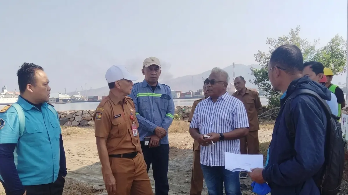 Tim KKP bersama Pemkot Bima meninjau lokasi pembangunan KNMP, Selasa (22/9). (Dok Diskominfotik Kota Bima)