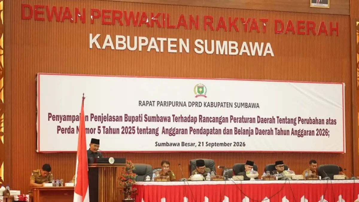 Wabup Sumbawa Mohamad Ansori menyampaikan penjelasan Ranperda tentang Perubahan APBD Tahun Anggaran 2026 dalam sidang paripurna I DPRD setempat, Senin (21/9).