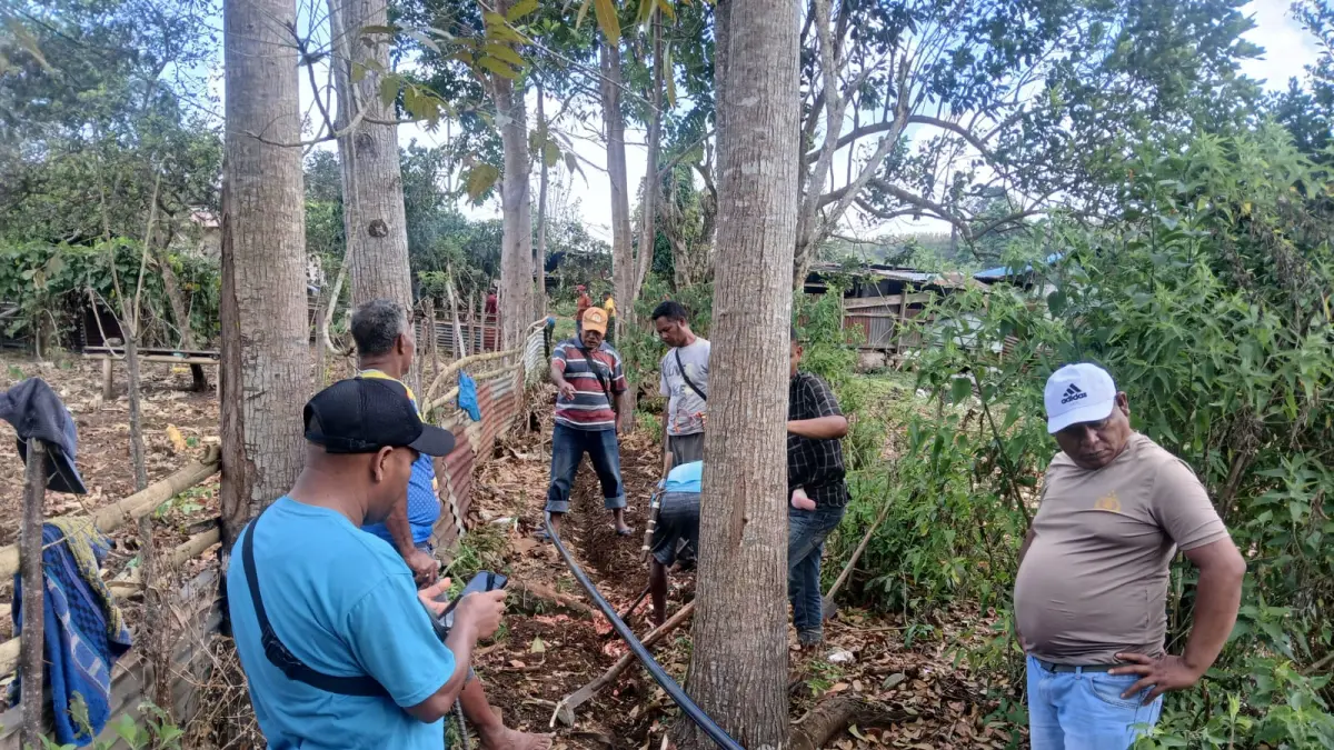Warga bergotong-royong menyelesaikan pekerjaan penggalian dan pembenaman pipa program jaringan air bersih di Desa Tiwotoda.