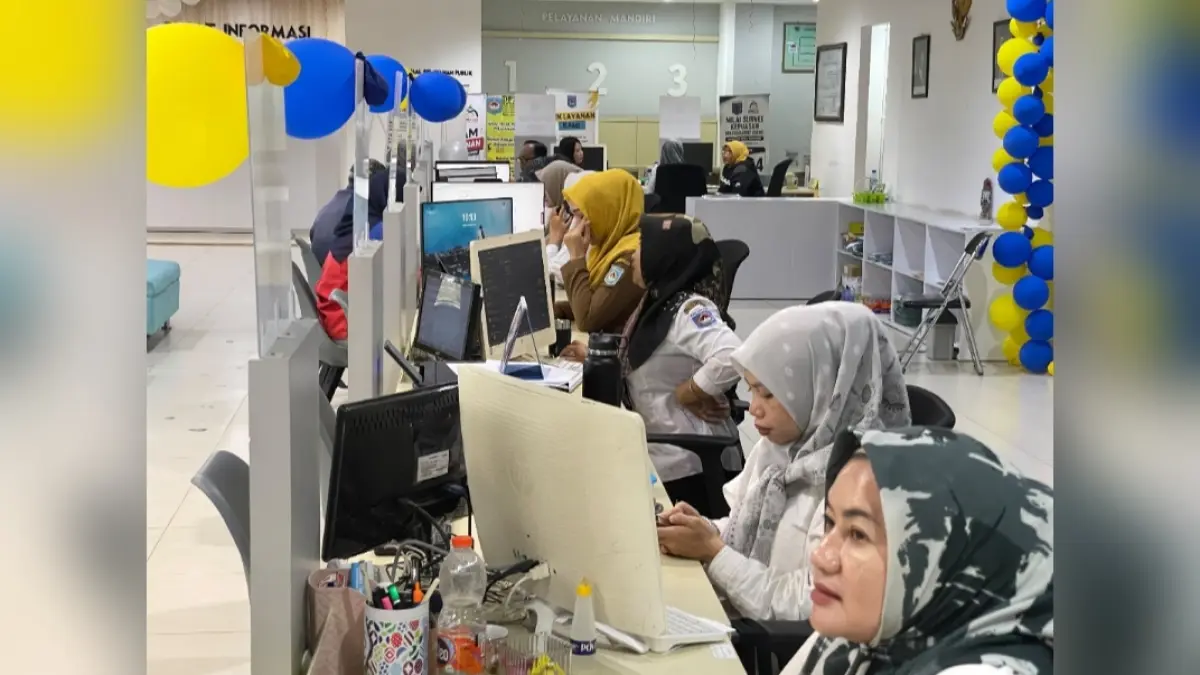 Warga mengakses layanan perizinan di booth DPMPTSP yang berada di Mal Pelayanan Publik Kota Mataram.