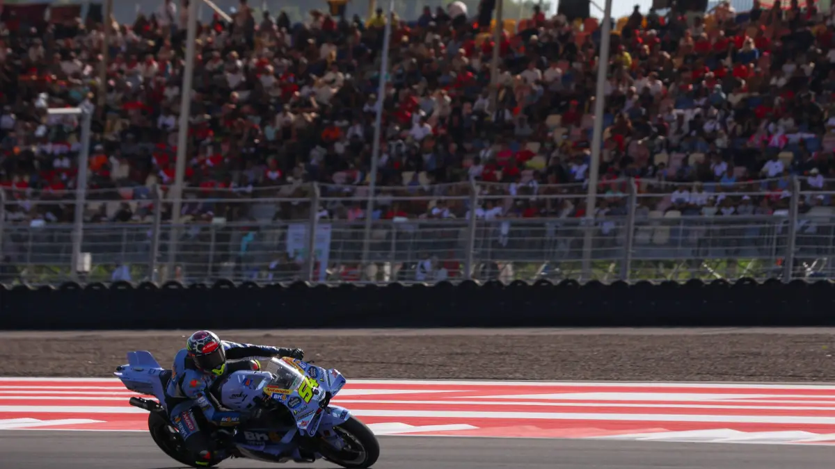 BIKIN TAKJUB: Aksi para pembalap yang menjadi salah satu daya tarik utama, dalam gelaran MotoGP Mandalika tahun lalu. (IVAN/LOMBOK POST)