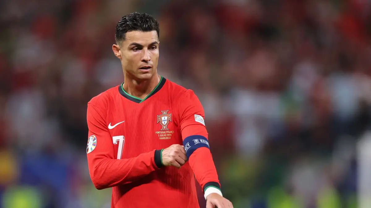 Cristiano Ronaldo ungkap alasan belum mau pensiun dari Timnas Portugal. CR7 kejar target 1.000 gol dan gelar UEFA Nations League.