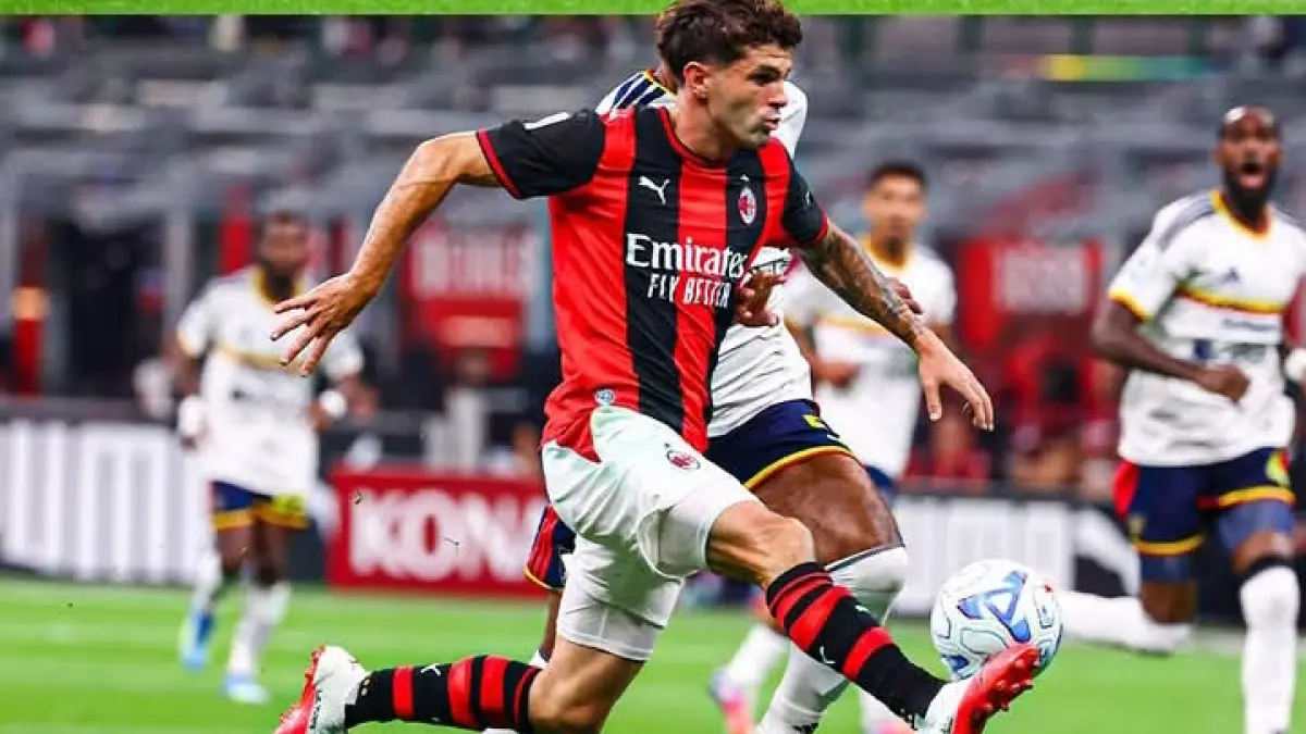 FIRST TOUCH: Aksi Christian Pulisic, gelandang serang AC Milan sesaat akan membobol gawang Lecce. (Istimewa)