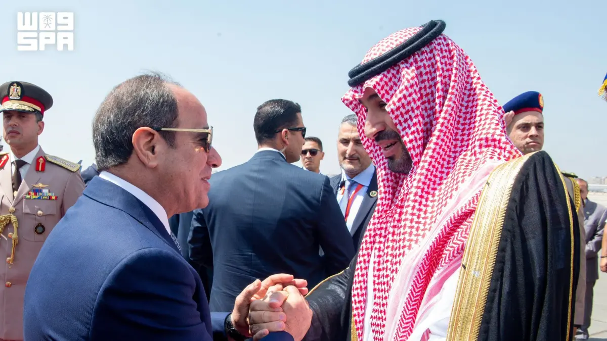 Sebuah foto yang disediakan oleh Saudi Press Agency (SPA) pada 15 September 2026 memperlihatkan Presiden Mesir Abdel Fattah al-Sisi (kiri) berjabat tangan dengan Putra Mahkota Arab Saudi Mohammed bin Salman dalam upacara penyambutan di Bandara Internasional Kairo, 15 September 2026. Putra Mahkota Arab Saudi Mohammed bin Salman tiba di Kairo pada 15 September 2026 menjelang pertemuan dengan Presiden Mesir Abdel Fattah al-Sisi. Media yang terkait dengan pemerintah Mesir melaporkan kunjungan tersebut berlangsung ketika Arab Saudi menghadapi dampak serangan yang dilakukan kelompok Houthi dari Yaman. (Photo by Ahmed NURELDINE / SPA / AFP) /