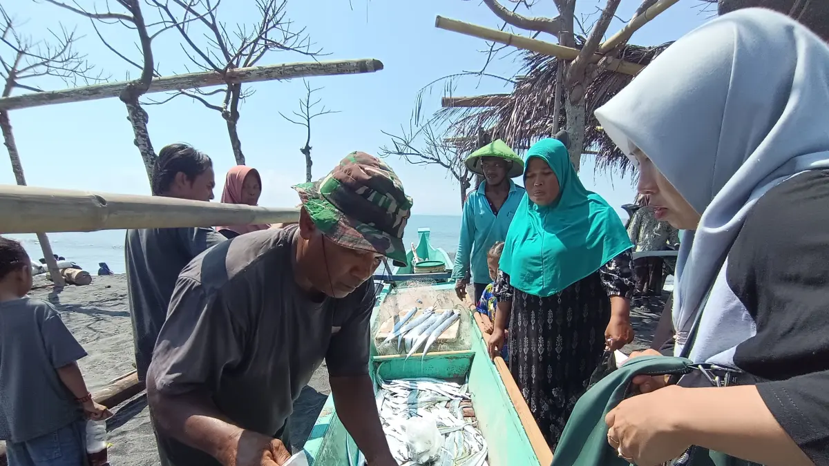 JUAL IKAN: melayani pembeli yang sedang membeli ikan tangkapan di Pantai Maik Anyir, Kelurahan Ijobalit.