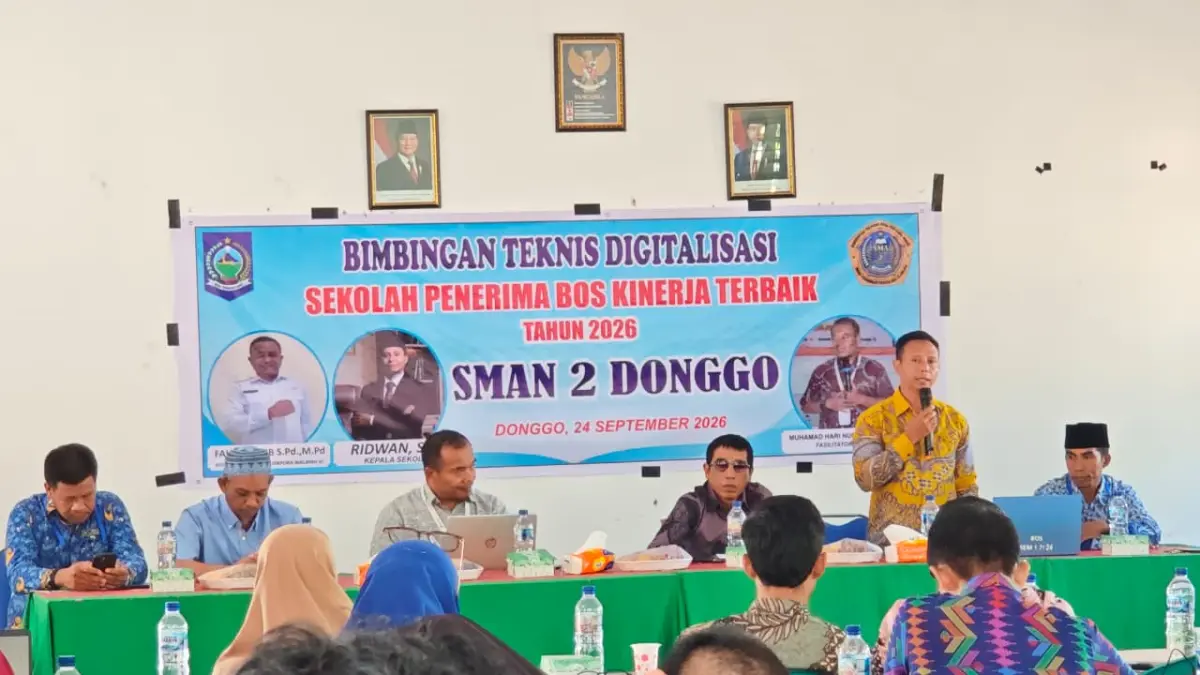 Kepala SMAN 2 Donggo Ridwan menyampaikan sambutan saat Bimtek Digitalisasi BOS Kinerja Tahun 2026, Kamis (24/9).