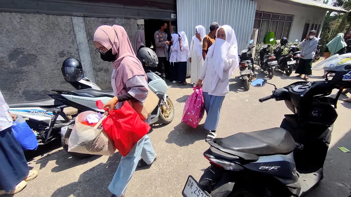 KHAWATIR: Sejumlah wali santri mengemasi barang milik anak mereka dari asrama ponpes di Kecamatan Jonggat, Loteng, Selasa (22/9) lalu.